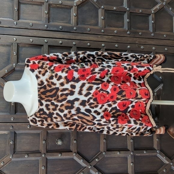 Sweaters - 𝅺ANIMAL print and red flower sweater size XL long sleeve super soft tie bottom.